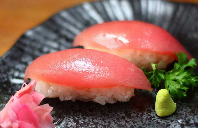 sushi cá ngừ Nhật Bản