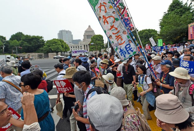 Japanese protest constitutional amendment