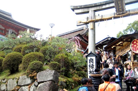 Lý do gái Nhật Bản thích đi chùa cầu duyên vào đầu năm