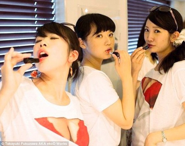 Giới trẻ Nhật Bản rộ mốt mặc áo phông in hình ngực khủng 3D