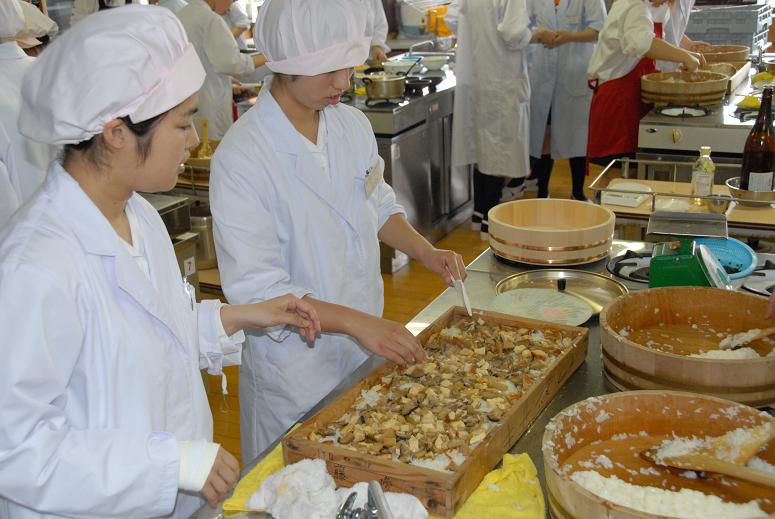 54 Nam/Nữ làm thực phẩm cơm hộp tại Fukuoka tháng 7/2023