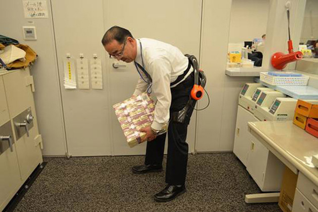 Ngân hàng Nhật Bản ứng dụng khung xương robot giảm gánh nặng cho nhân viên chuyển tiền