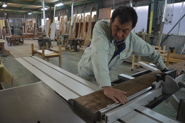 10 Nam làm mộc trong nhà máy gỗ tại Aichi tháng 7/2015