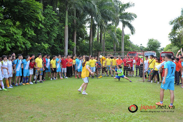 Chúng tôi tổ chức giải bóng đá truyền thống dành cho cán bộ nhân viên