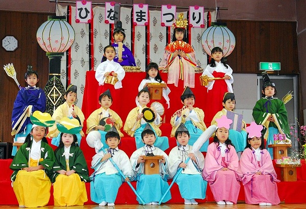lễ hội búp bê cho bé gái Nhật Bản