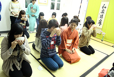 giới trẻ hà thành học pha trà đạo Nhật Bản