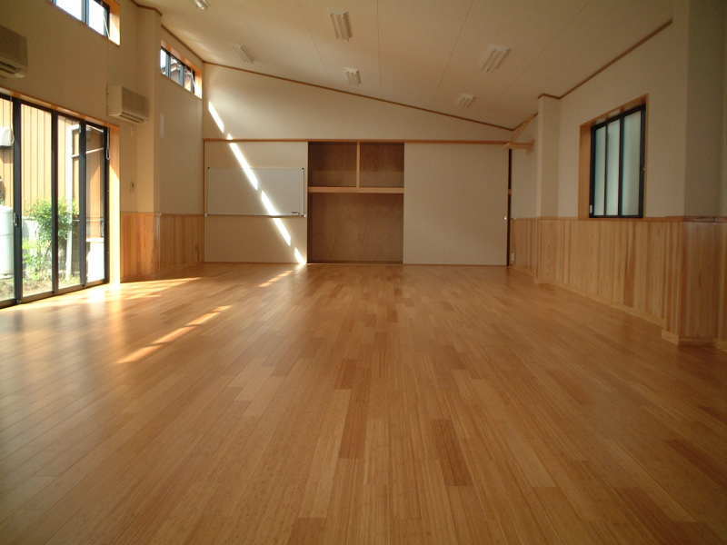 Lao động Nam đi làm lát sàn nhà tại Nhật Bản