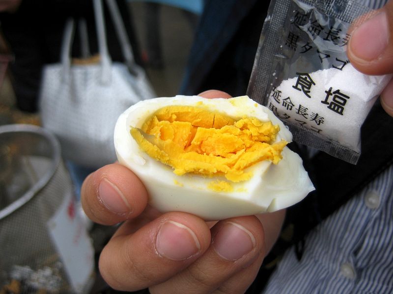 món trứng đen kỳ lạ ở Nhật Bản