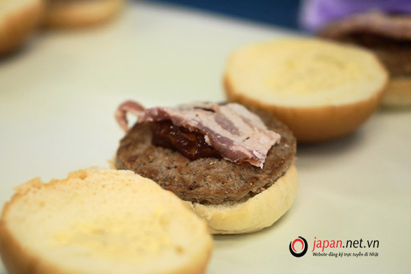 Đơn hàng HOT- Tuyển 36 Nam/ nữ làm bánh Hamburger tại Saitama, Nhật Bản