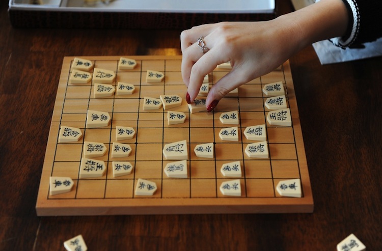 Cách chơi Shogi chuẩn là điều quan trọng để chiến thắng trong trò chơi này. Với những kĩ thuật di chuyển quân cờ và đánh chiếm tinh vi, cách chơi Shogi chuẩn là điều mà mọi người cần nắm rõ. Hãy cùng tìm hiểu thêm về cách chơi Shogi chuẩn bằng cách xem hình ảnh liên quan đến Shogi.