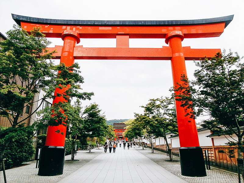 Nhìn thấy Torii là bạn có thể biết đấy là ngôi đền thờ thần đạo nổi tiếng.